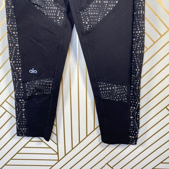 Alo Yoga Charm Capri Leggings Cropped Laser Cut Mesh Stretch Black Size Small - Picture 9 of 10